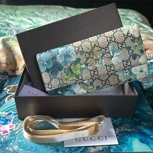 SOLD Like New GUCCI Bloom Long Wallet